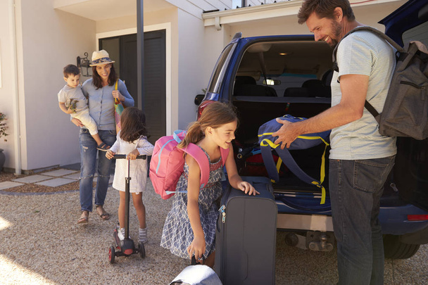 Family Packing Car - Foto, afbeelding