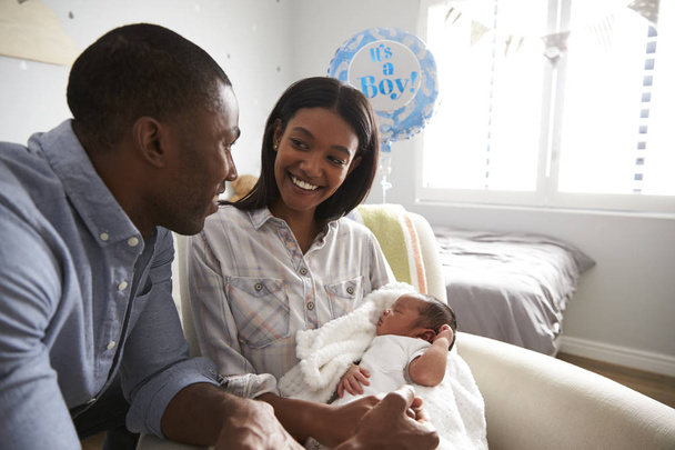 Parents With Newborn Baby In Nursery - Foto, Bild