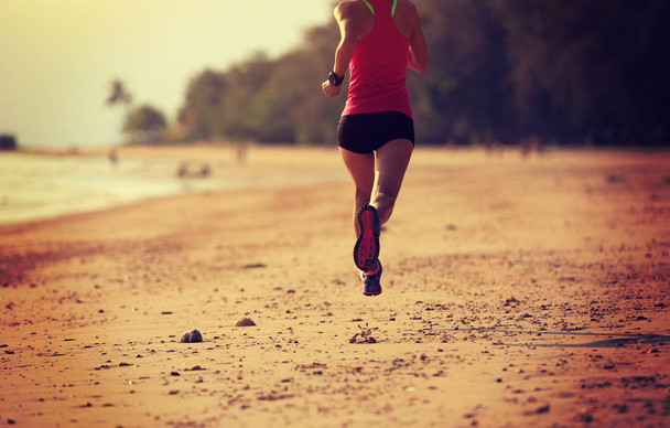 Молодая женщина бежит на песчаном пляже
 - Фото, изображение