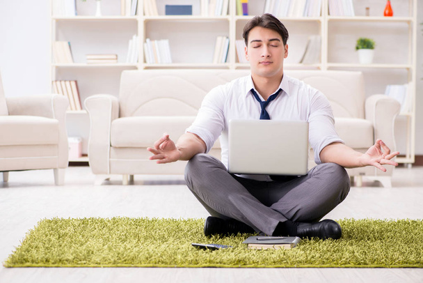 Podnikatel sedí na podlaze v kanceláři - Fotografie, Obrázek