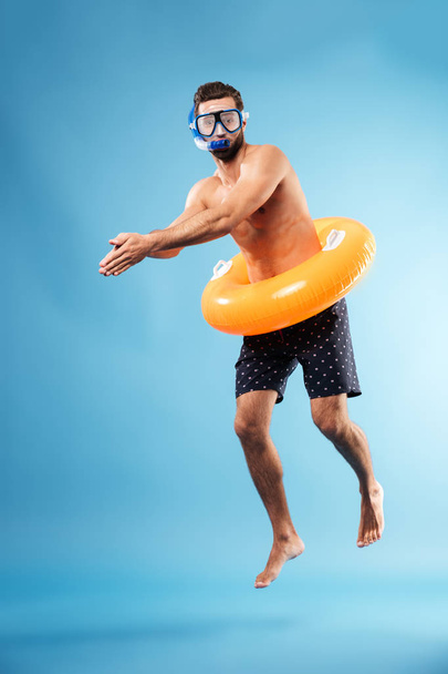 Man with swimming circle diving - Foto, Bild