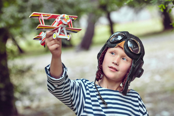 Happy child dreams of becoming a pilot. - Fotoğraf, Görsel