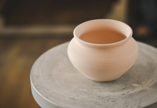 Clay pot on a potters wheel - Foto, immagini