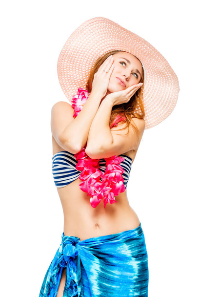 Model poseren in studio op een witte achtergrond in beachwear - Foto, afbeelding