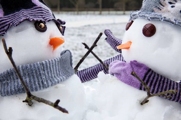 Due simpatici amici pupazzi di neve abbracciare
 - Foto, immagini