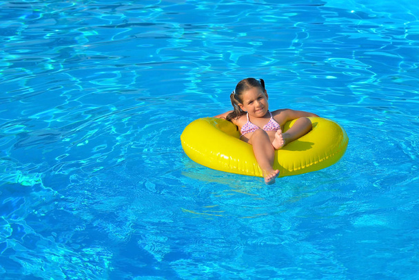 Adorable bambin relaxant dans la piscine
 - Photo, image