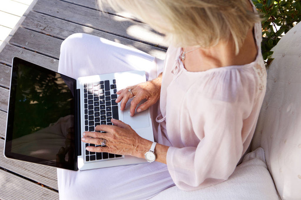 older woman typing  - Фото, изображение