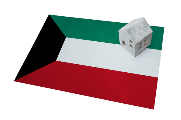 Pequena casa em uma bandeira - Kuwait
 - Foto, Imagem