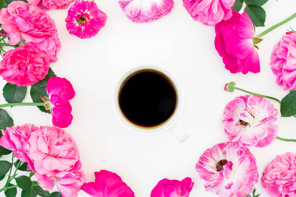 rosa Blumen und schwarze Kaffeetasse  - Foto, Bild