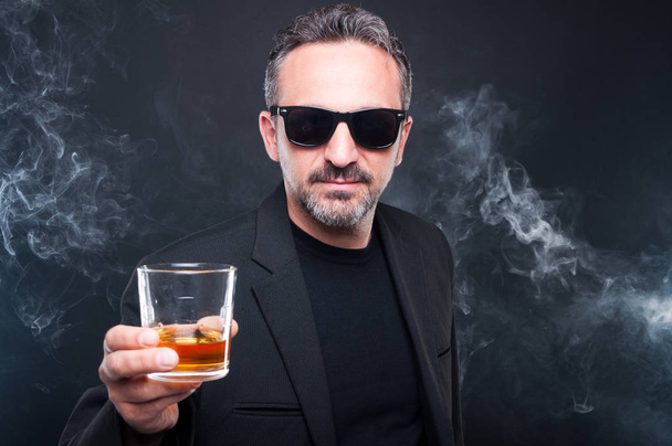 Exclusive man holding glass of whiskey - Foto, Imagem