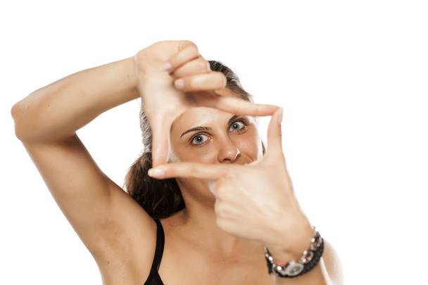 vrouw maken vinger frame - Foto, afbeelding