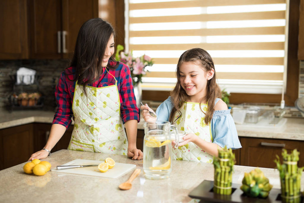  Anne ve kızı limonata yapmak - Fotoğraf, Görsel