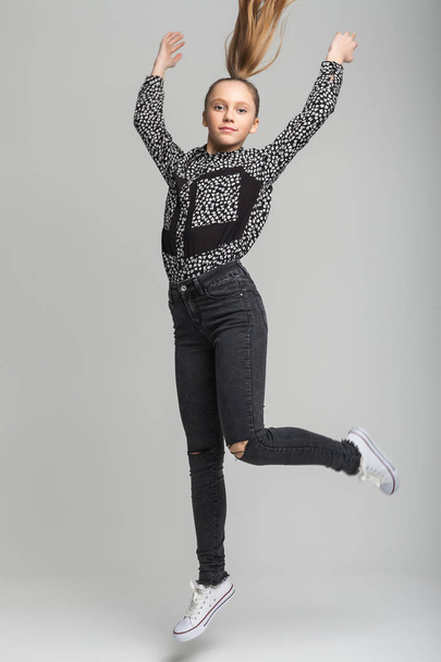 cute girl jumping - Valokuva, kuva