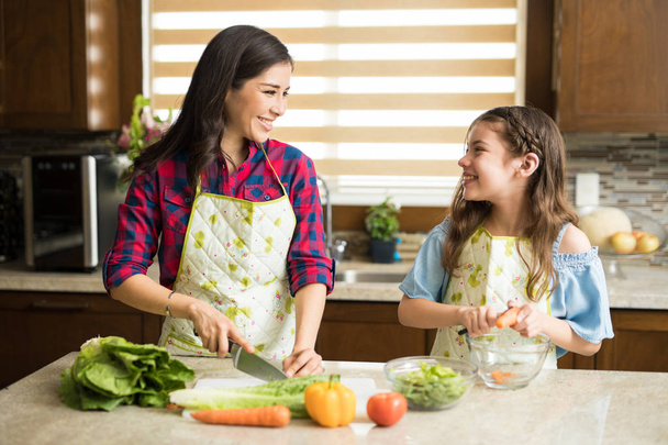 Mutter und Tochter machen Salat  - Foto, Bild