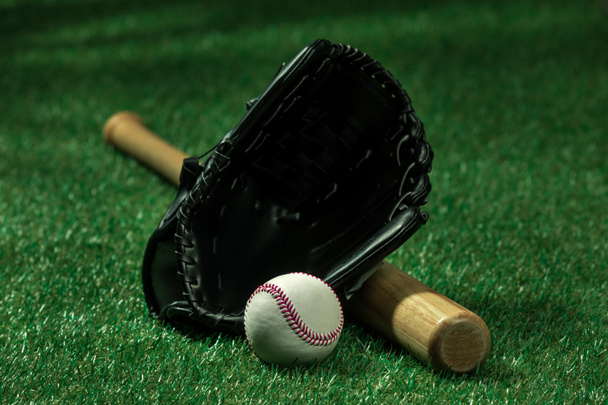 Bate de béisbol, guante y pelota
 - Foto, imagen