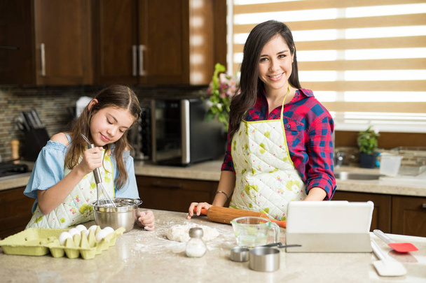 девочка и мать выпечки торт
 - Фото, изображение