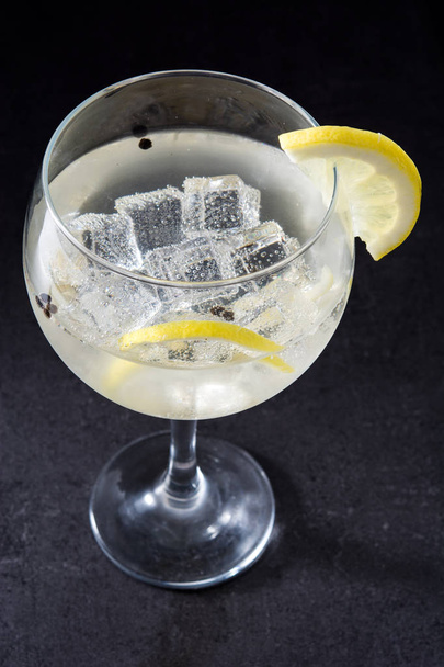 Szklanka ginu tonik z cytryny na czarnym tle kamień - Zdjęcie, obraz