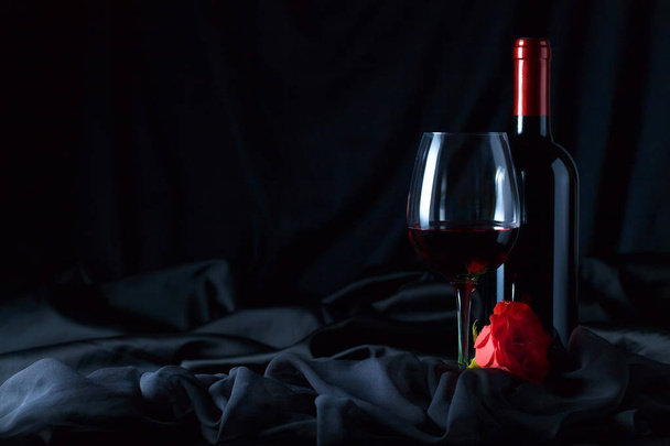 Şişe ve bir kadeh kırmızı şarap. - Fotoğraf, Görsel