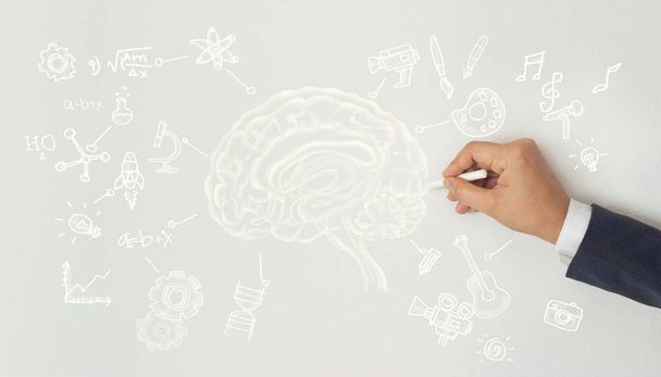 人間の作図、創造的な脳のアイデア コンセプト、科学や芸術のレンガ壁の背景に - 写真・画像