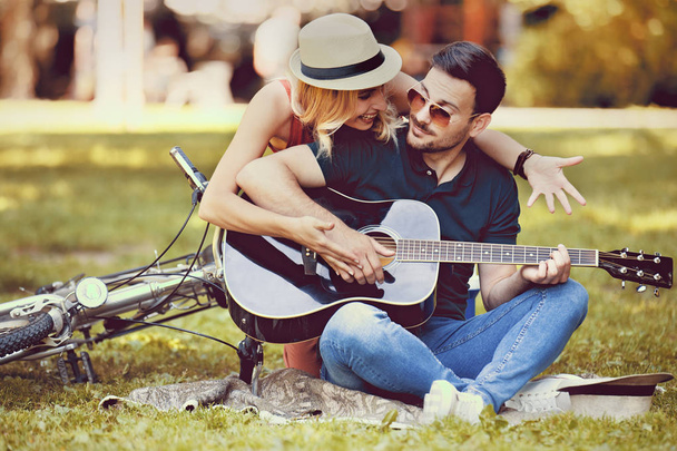 Love Couple Enjoying Guitar in the Park - Foto, afbeelding