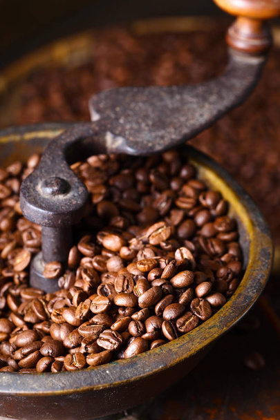 primer plano de molinillo de café viejo y granos de café tostados
  - Foto, Imagen