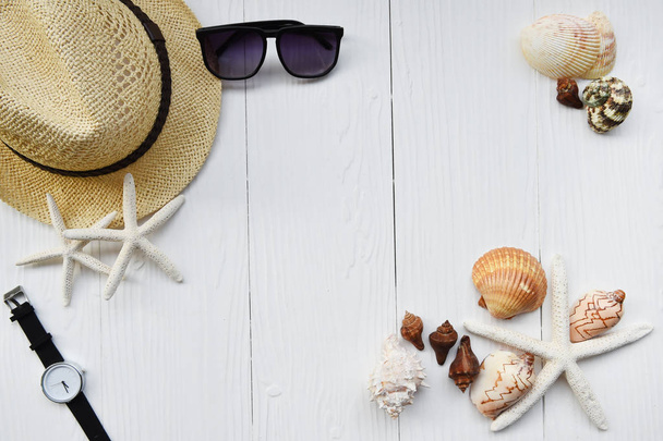 Летняя шляпа и солнцезащитные очки с аксессуарами и часы
 - Фото, изображение