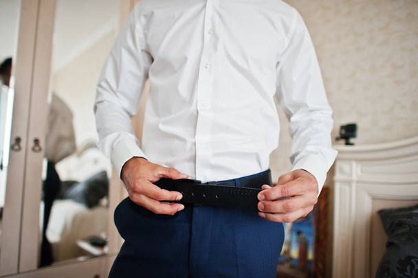 Handsome groom dressing up and getting ready for his wedding in  - Foto, imagen