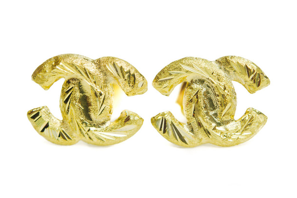 Gouden hanger cameo earring sieraden geïsoleerd op wit - Foto, afbeelding