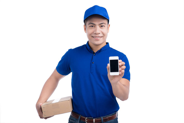 carteiro mostrando telefone celular
 - Foto, Imagem