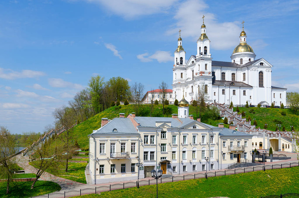 Holy Dormition Cathedral on Assumption Mount and Holy Spirit Monastery at river Western Dvina, Vitebsk, Belarus - Foto, Imagen