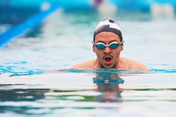 Hombre nadando en carril de la piscina
 - Foto, imagen