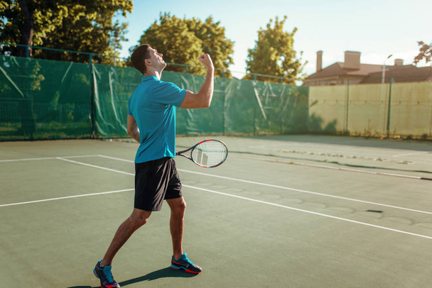 άνθρωπος με ρακέτα του τένις - Φωτογραφία, εικόνα