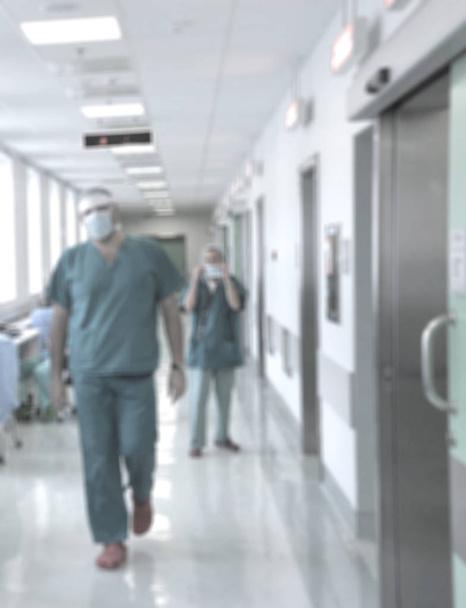 Médecins et infirmières marchant dans le couloir de l'hôpital, mouvement flou
. - Photo, image