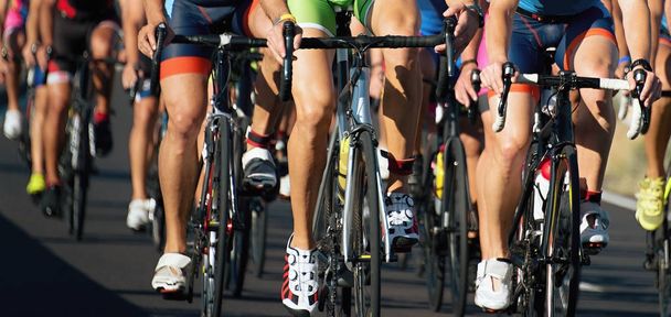 Велоспорт змагання, велоспортсмени катаються на гонці
 - Фото, зображення