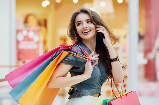 mujer joven con bolsas de compras  - Foto, Imagen