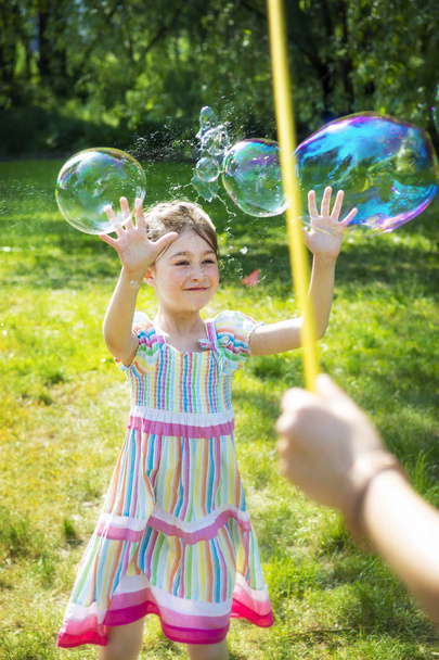 Дівчина після розбиття мильної бульбашки
 - Фото, зображення