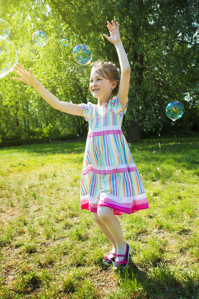 Dívka Catch mýdlové bubliny - Fotografie, Obrázek