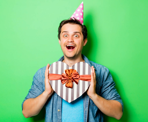 Mann mit Geburtstagskind-Mütze  - Foto, Bild