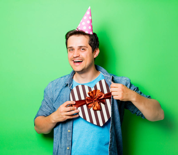 Mann mit Geburtstagskind-Mütze  - Foto, Bild
