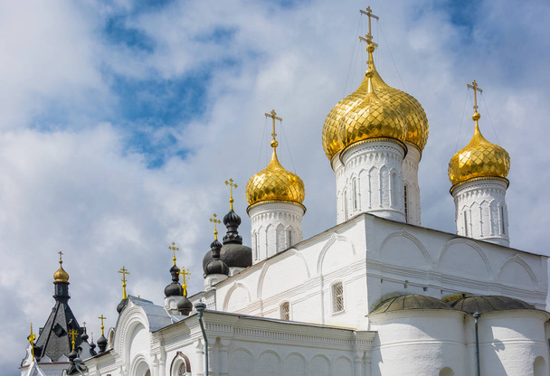 The Golden domes of the white Epiphany monastery of St. Anastasi - Valokuva, kuva