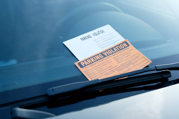 штраф за нарушение правил парковки на лобовом стекле
 - Фото, изображение