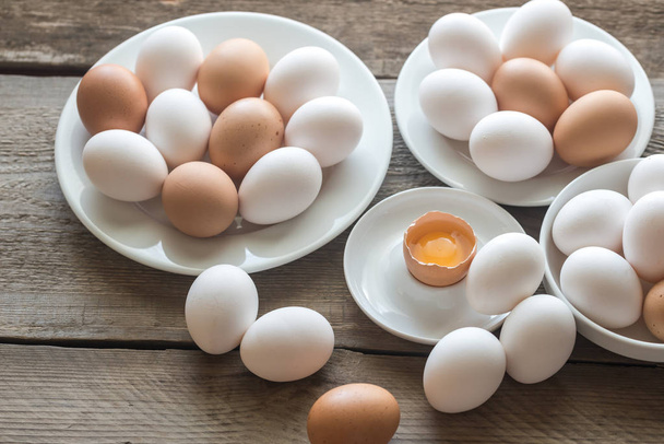 Сырые куриные яйца - Фото, изображение