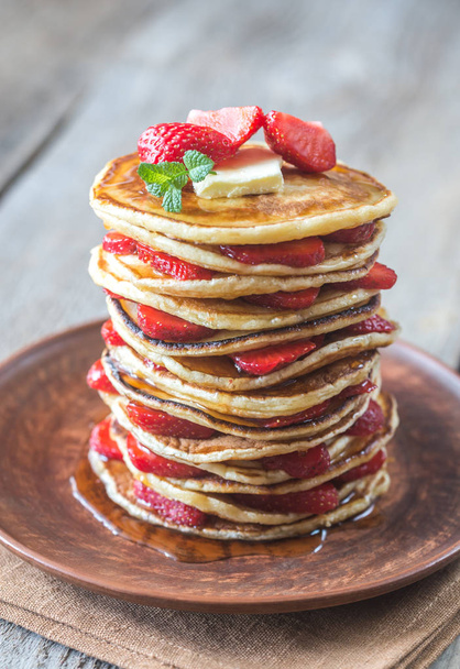 Stack of pancakes with fresh strawberries - Fotoğraf, Görsel