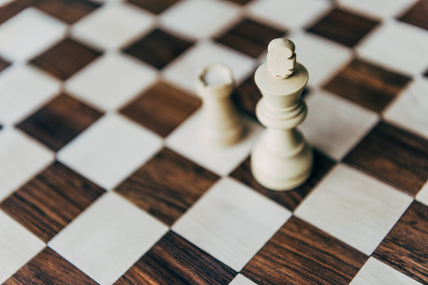 figuras de xadrez branco no tabuleiro de xadrez
 - Foto, Imagem