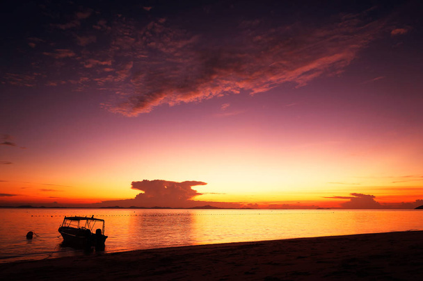 Golden dawn over the beach - Zdjęcie, obraz