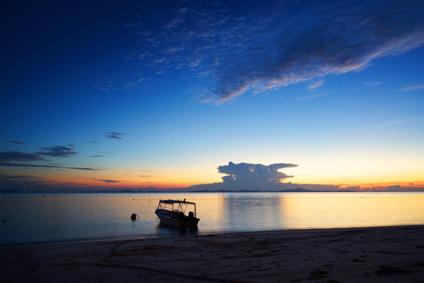 Stunning sunset over the beach.  - Foto, Bild