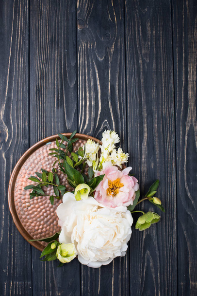παιωνία λουλούδια σύνθεση σε παλιά ξύλινη σανίδα φόντο. Εορταστικές - Φωτογραφία, εικόνα
