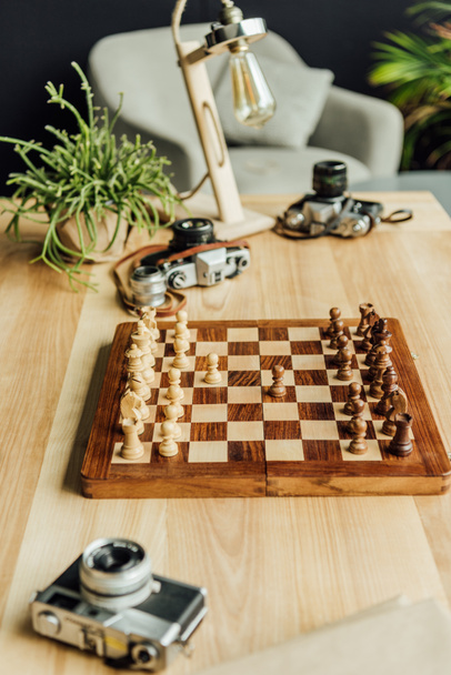 tablero de ajedrez con cámaras viejas
 - Foto, Imagen