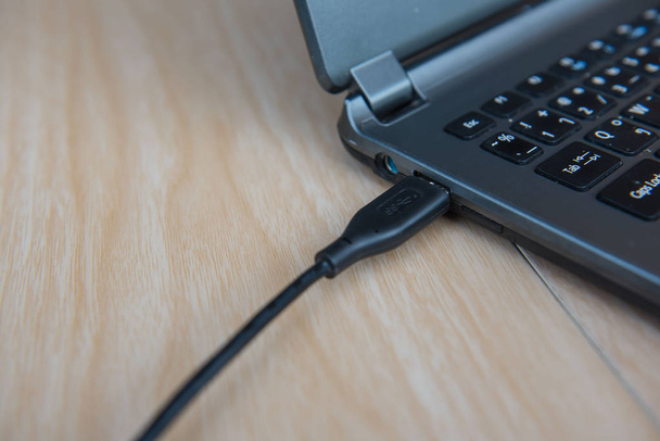 крупним планом USB-кабель підключення до ноутбука. Технологія концепції
 - Фото, зображення