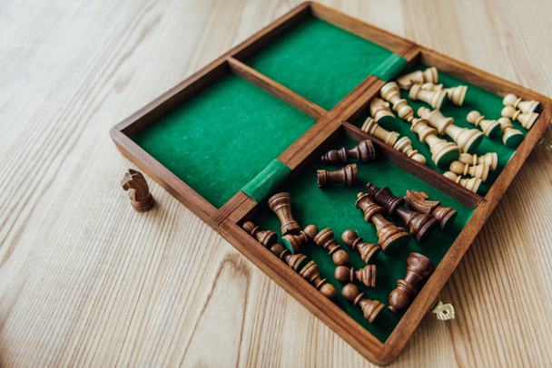 Antiguo tablero de ajedrez de madera  - Foto, Imagen